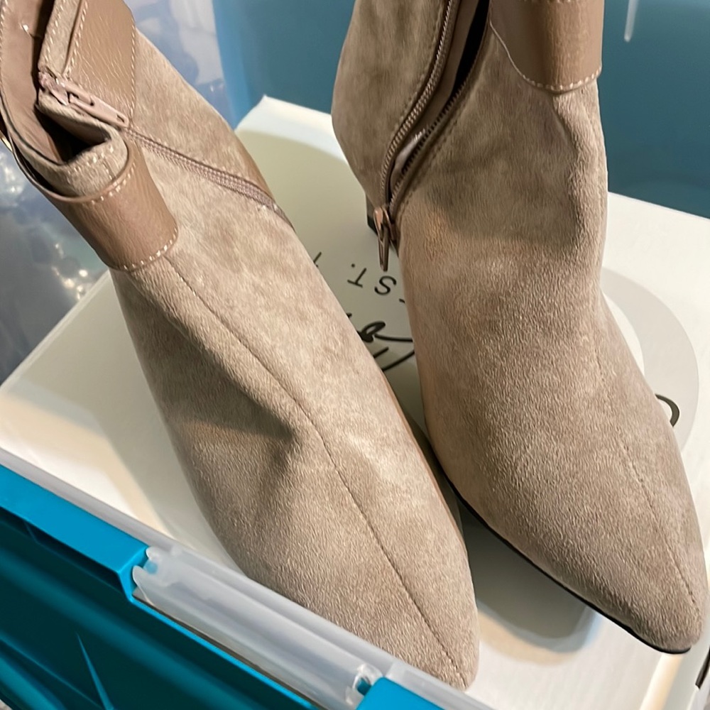 Ladies comfort low shoe boot. Size 8 w. Attractive look.